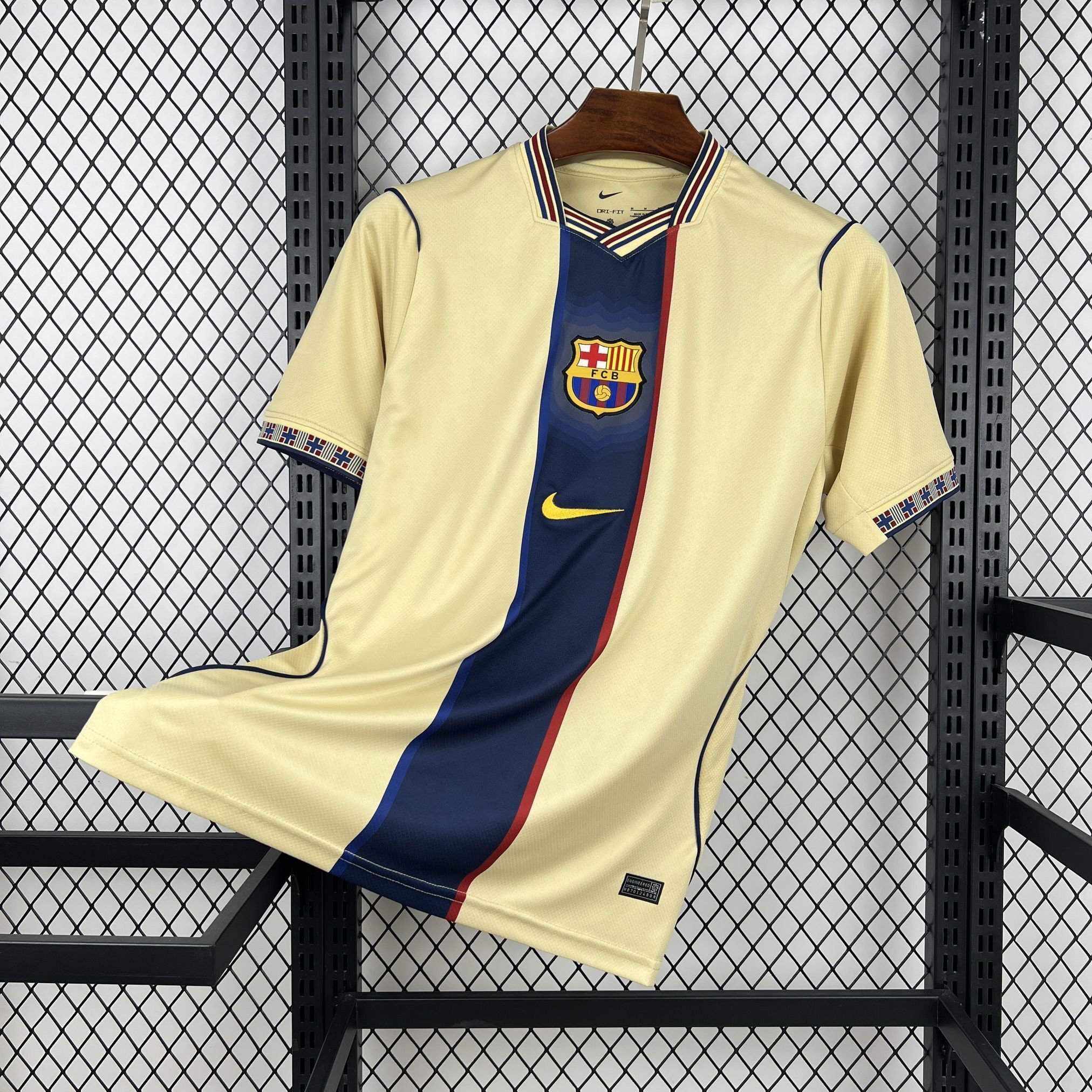 Jersey Barcelona alternativo color crema con franja azulgrana
