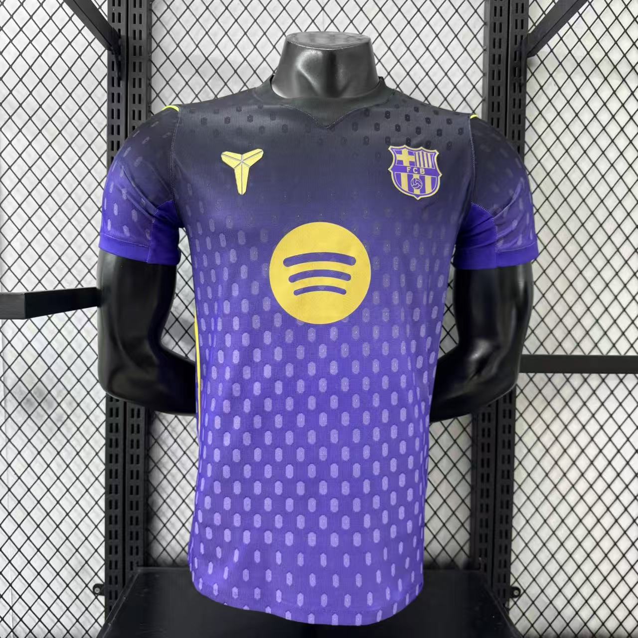 Jersey Barcelona morado alternativo con detalles negros