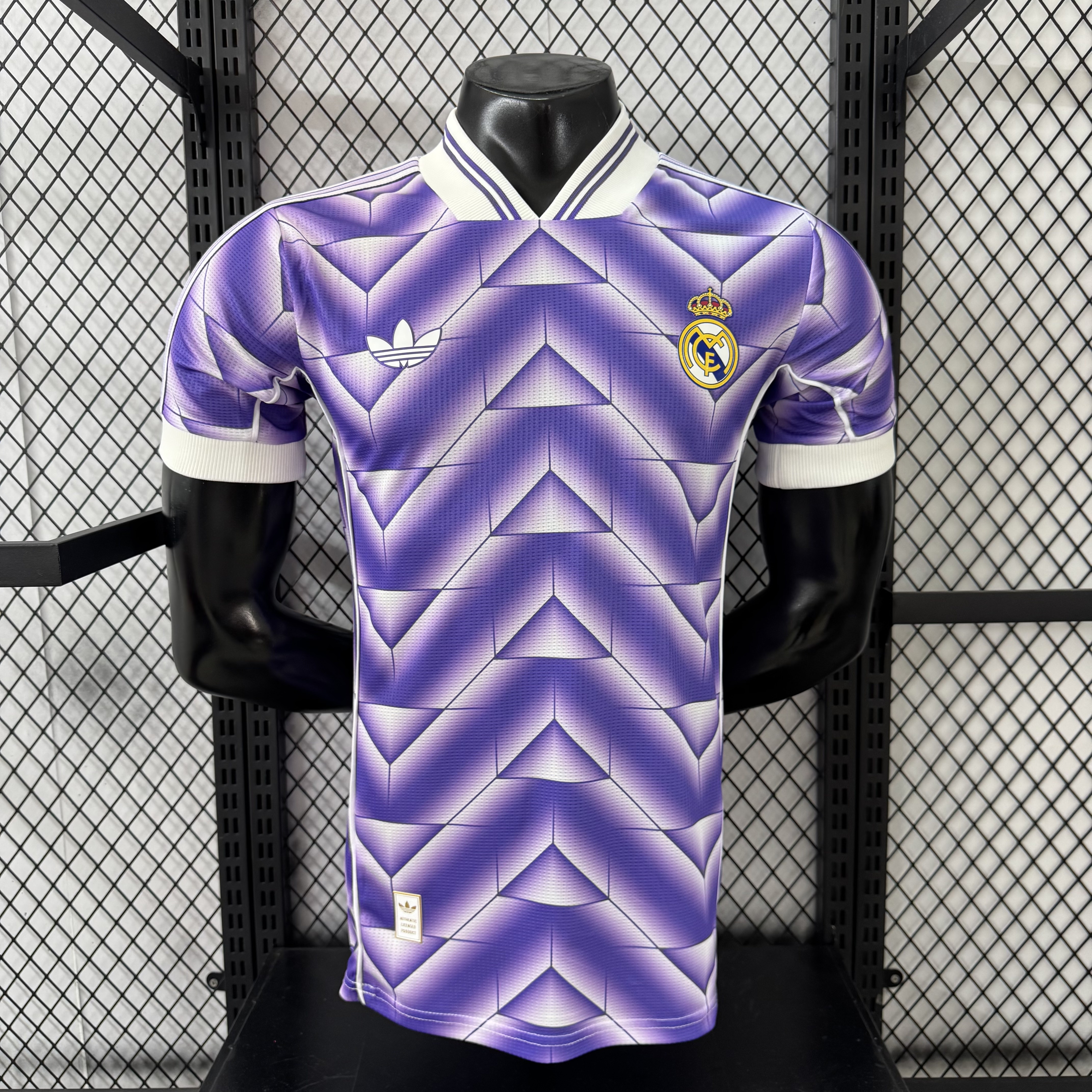 Jersey Real Madrid morado retro 2025/26 estilo lifestyle